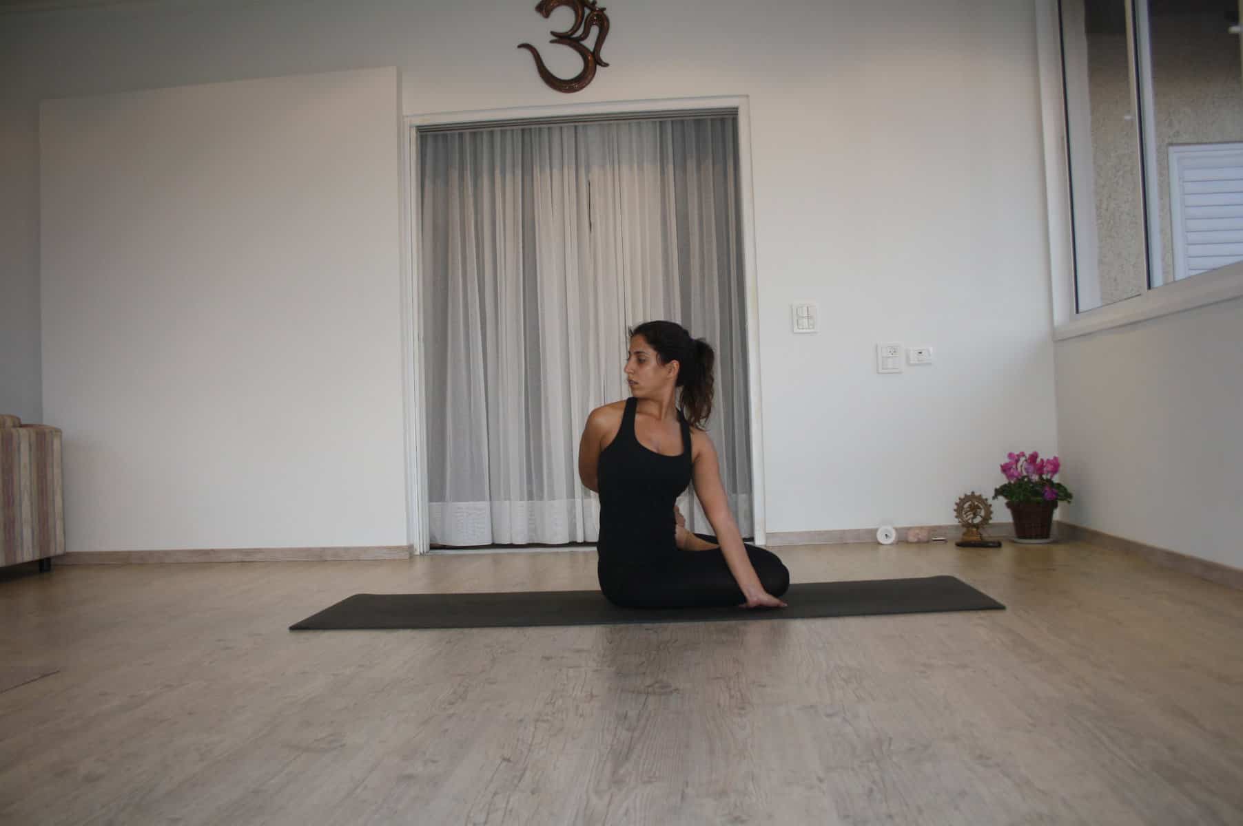 שני זילברשטיין מורה בכירה ליוגה - bharadvajra asana